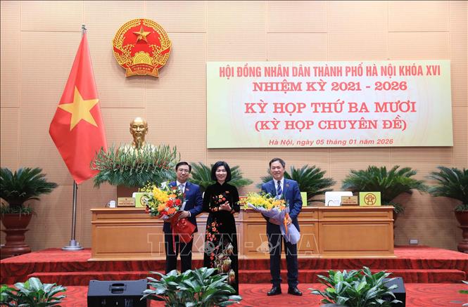 Chủ tịch HĐND thành phố Hà Nội Phùng Thị Hồng Hà chúc mừng các đồng chí vừa được kiện toàn các chức danh lãnh đạo. Ảnh: Văn Điệp – TTXVN