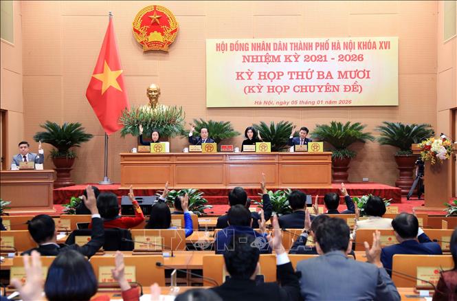 Các đại biểu thông qua nội dung, chương trình kỳ họp. Ảnh: Văn Điệp – TTXVN