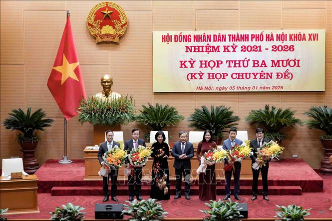 Lãnh đạo thành phố Hà Nội tặng hoa chúc mừng các tân Ủy viên UBND thành phố Hà Nội và các tân trưởng ban của HĐND thành phố Hà Nội. Ảnh: Vũ Quang - TTXVN