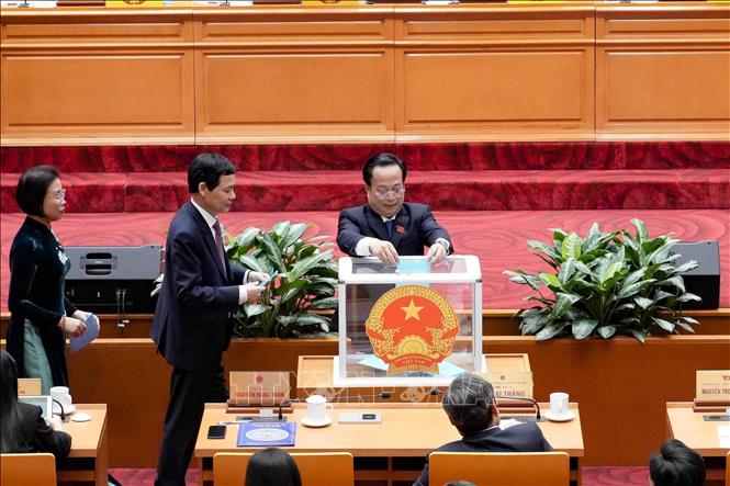 Các đại biểu tiến hành bỏ phiếu bầu các trưởng ban của HĐND thành phố Hà Nội. Ảnh: Vũ Quang - TTXVN