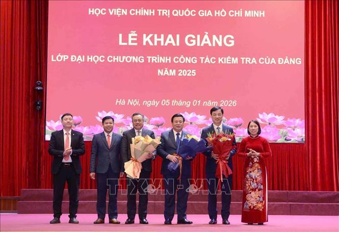 Đại diện các học viên tặng hoa lãnh đạo Đảng, Nhà nước tại buổi lễ. Ảnh: Văn Điệp – TTXVN