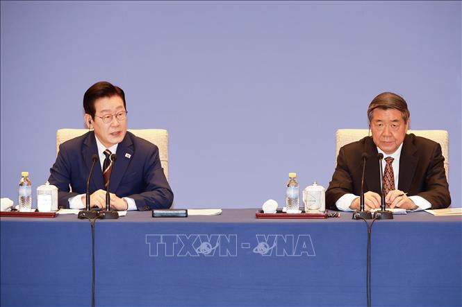 Tổng thống Hàn Quốc Lee Jae Myung (trái) và Phó Thủ tướng Trung Quốc Hà Lập Phong tại diễn đàn doanh nghiệp Hàn - Trung ở Bắc Kinh, ngày 5/1/2026. Ảnh: YONHAP/TTXVN