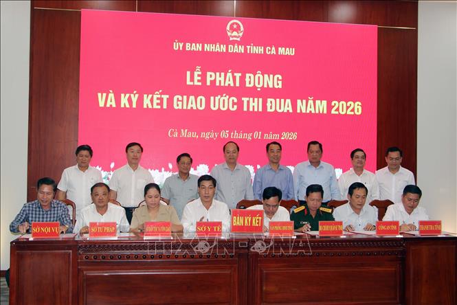 Ký kết giao ước thi đua. Ảnh Trung Hiếu. TTXVN