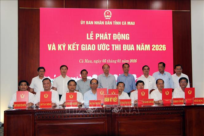 Ký kết giao ước thi đua. Ảnh Trung Hiếu. TTXVN