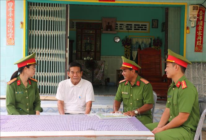 Nhờ có cầu nối là “Đội dân phòng cơ động tuyên truyền, phòng, chống tội phạm, tệ nạn xã hội tuyến biên giới” mà Công an phường Hà Tiên có mối quan hệ gắn bó, thân tình với bà con nhân dân ở trên địa bàn biên giới. Ảnh: Công Mạo-TTXVN