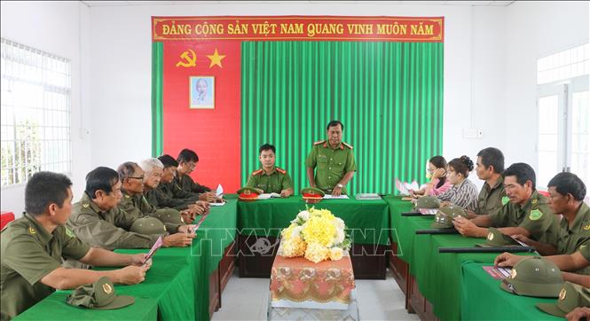 Công an phường Hà Tiên và các thành viên Đội dân phòng triển khai một số nhiệm vụ trọng tâm trước khi xuống cơ sở để tuyên truyền, vận động bà con nhân dân nâng cao cảnh giác trước các loại tột phạm trong dịp lễ, Tết sắp tới. Ảnh: Công Mạo-TTXVN