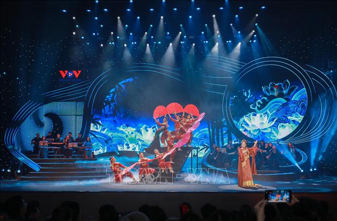 Chương I “Lời đất nước” đưa khán giả về cội nguồn qua lời ru, dân ca, giai điệu truyền thống, vang như ký ức văn hóa và tình yêu quê hương. Ảnh: Phan Phương - TTXVN