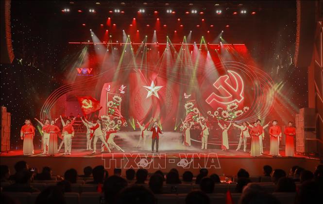 Chương III “Sắc đỏ thiêng liêng” là cao trào cảm xúc, tôn vinh sắc đỏ biểu tượng Đảng và Tổ quốc. Ảnh: Phan Phương – TTXVN