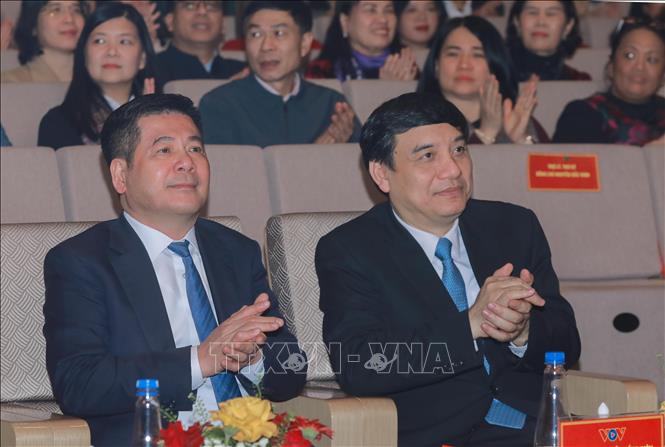 Các đại biểu dự chương trình nghệ thuật “Với Đảng vẹn toàn niềm tin yêu”. Ảnh: Phan Phương – TTXVN