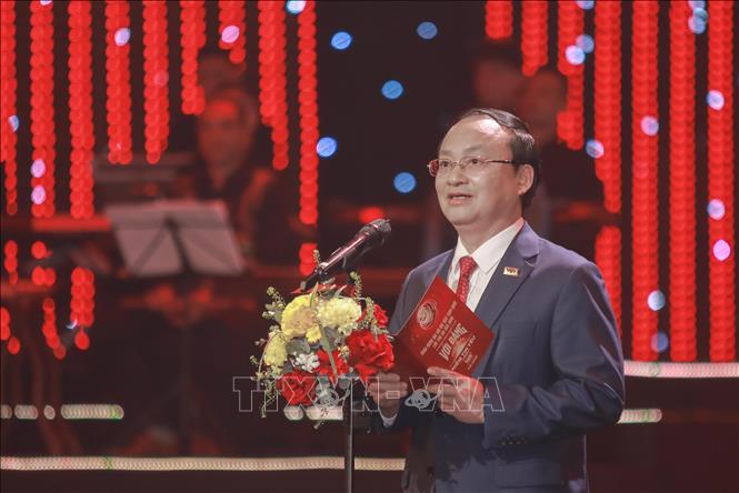 Ông Đỗ Tiến Sỹ - Ủy viên Trung ương Đảng, Tổng Giám đốc Đài Tiếng nói Việt Nam phát biểu tại chương trình nghệ thuật “Với Đảng vẹn toàn niềm tin yêu”. Ảnh: Phan Phương – TTXVN