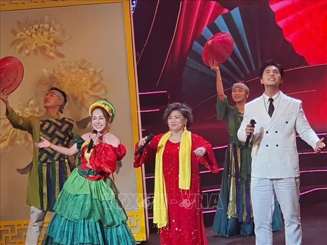 Các nghệ sĩ, ca sĩ biểu diễn trong Chương trình nghệ thuật “Với Đảng vẹn toàn niềm tin yêu”. Ảnh: Nguyễn Trọng Lịch- TTXVN