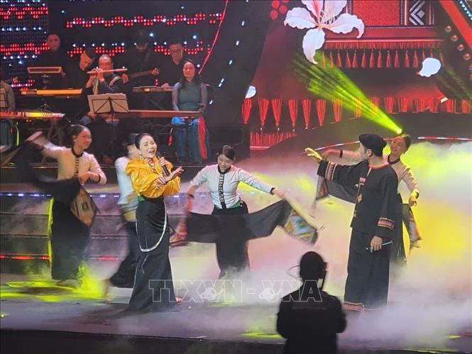 Các nghệ sĩ, ca sĩ biểu diễn trong Chương trình nghệ thuật “Với Đảng vẹn toàn niềm tin yêu”. Ảnh: Nguyễn Trọng Lịch- TTXVN