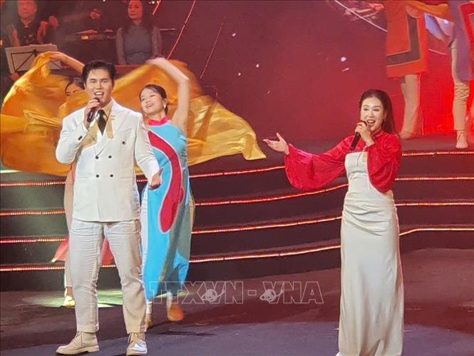 Các nghệ sĩ, ca sĩ biểu diễn trong Chương trình nghệ thuật “Với Đảng vẹn toàn niềm tin yêu”.   Ảnh: Nguyễn Trọng Lịch- TTXVN