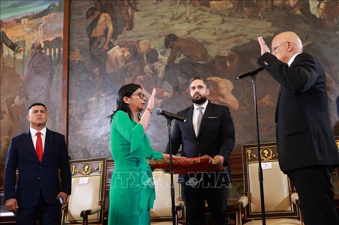 Phó Tổng thống Venezuela Delcy Rodriguez (thứ 2, trái) tuyên thệ nhậm chức Tổng thống lâm thời, tại Caracas ngày 5/1/2026. Ảnh: AA/TTXVN