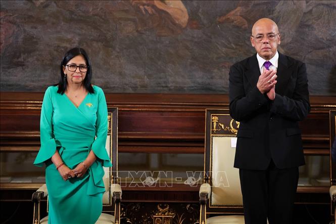 Phó Tổng thống Venezuela Delcy Rodriguez (trái) tại lễ tuyên thệ nhậm chức Tổng thống lâm thời, ở Caracas ngày 5/1/2026. Ảnh: AA/TTXVN