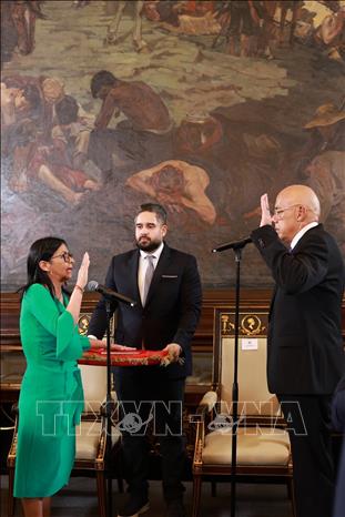 Phó Tổng thống Venezuela Delcy Rodriguez (trái) tuyên thệ nhậm chức Tổng thống lâm thời, tại Caracas ngày 5/1/2026. Ảnh: AA/TTXVN