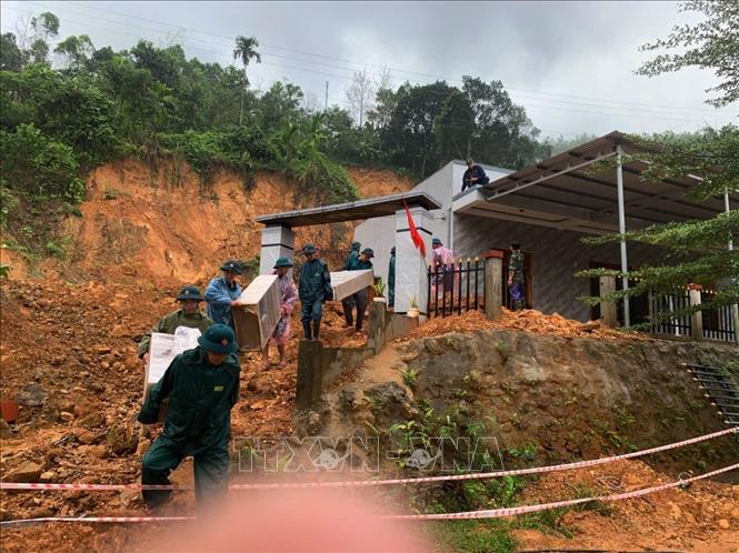 Dọn dẹp mặt bằng sau khi nhà ở cũ bị sạt lở núi vùi lấp để xây lại nhà ở cho đồng bào ở xã Trà Leng, thành phố Đà Nẵng. Ảnh: Đoàn Hữu Trung- TTXVN