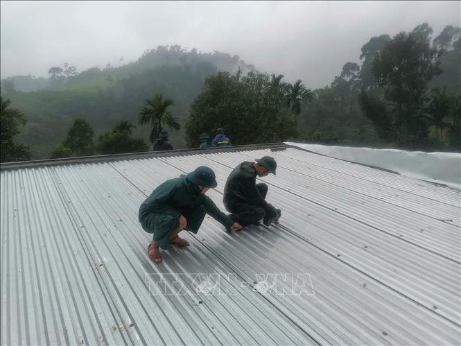 Một trong những ngôi nhà bị hư hại hoàn toàn ở xã Trà Leng đang được xây dựng mới. Ảnh: Đoàn Hữu Trung- TTXVN