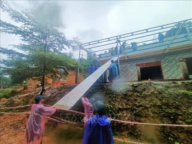 Một trong những ngôi nhà bị hư hại hoàn toàn ở xã Trà Leng đang được xây dựng mới. Ảnh: Đoàn Hữu Trung- TTXVN