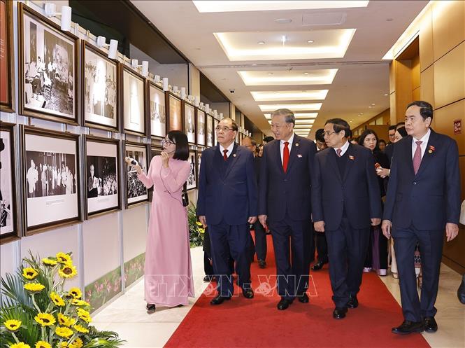 Tổng Bí thư Tô Lâm cùng các đồng chí lãnh đạo, nguyên lãnh đạo Đảng, Nhà nước xem trưng bày ảnh tại Lễ kỷ niệm. Ảnh: Doãn Tấn - TTXVN