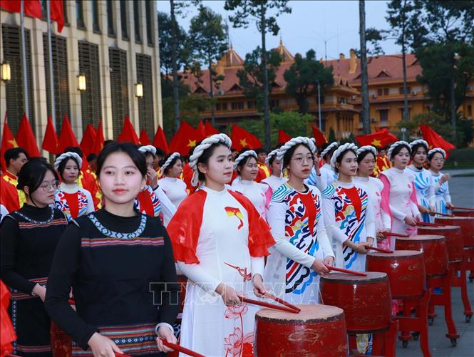 Biểu diễn trống hội chào mừng lễ kỷ niệm. Ảnh: Trọng Đức - TTXVN