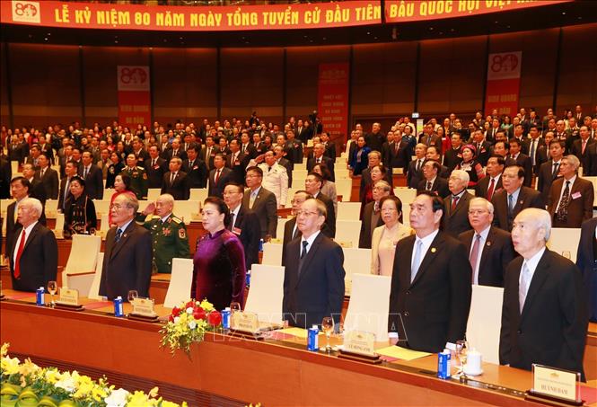 Các đại biểu thực hiện  nghi thức chào cờ tại lễ kỷ niệm. Ảnh: Trọng Đức - TTXVN