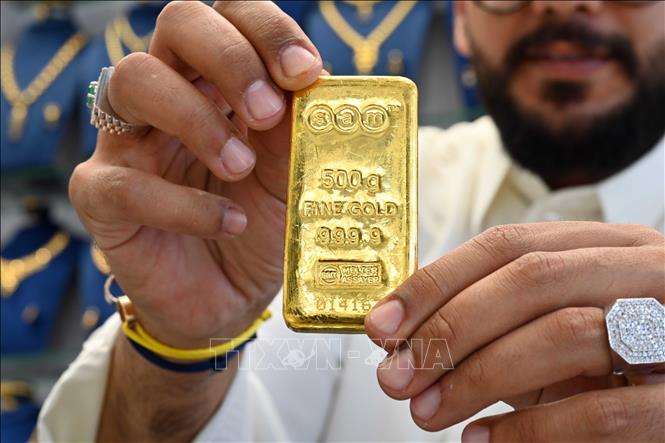 Vàng miếng được trưng bày tại tiệm kim hoàn ở Kuwait City, Kuwait. Ảnh: THX/TTXVN