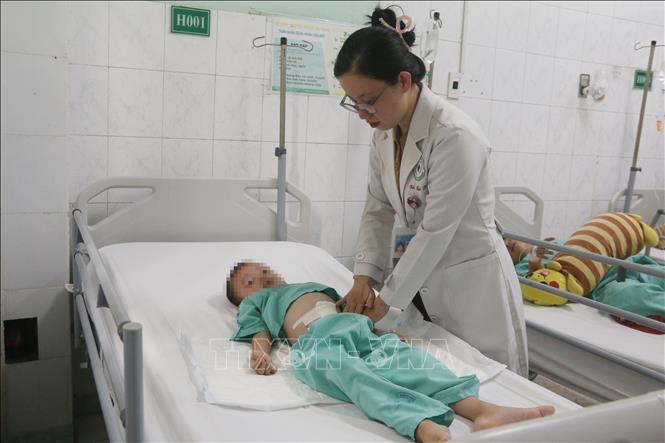 Bệnh nhi B.G.K. bị thủng ruột nghiêm trọng do nuốt 24 viên nam châm đã hồi phục sức khỏe và chuẩn bị xuất viện. Ảnh: Lê Xuân-TTXVN