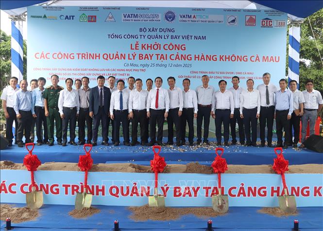 Khởi công các hạng mục quản lý bay (Dự án nâng cấp Cảng hàng không Cà Mau) sau khi bàn giao mặt bằng cho chủ đầu tư. Ảnh: Tuấn Phi - TTXVN
