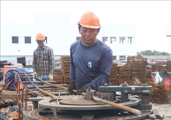 Công nhân làm việc trên công trường dự án Bệnh viện đa khoa tỉnh Cà Mau. Ảnh: Tuấn Phi - TTXVN