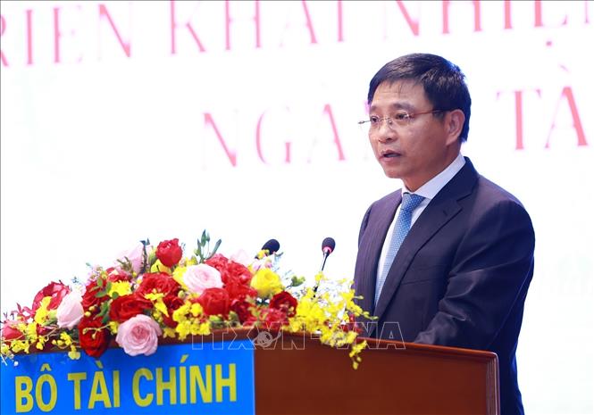Bộ trưởng Bộ Tài chính Nguyễn Văn Thắng báo cáo tổng kết công tác năm 2025 và triển khai nhiệm vụ năm 2026 của ngành Tài chính. Ảnh: Dương Giang-TTXVN
