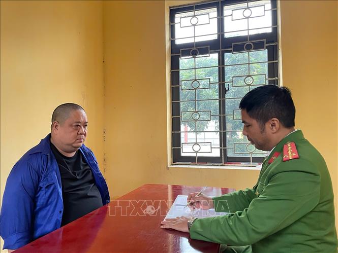 Đối tượng Nguyễn Chính Nghĩa tại cơ quan điều tra. Ảnh: TTXVN phát