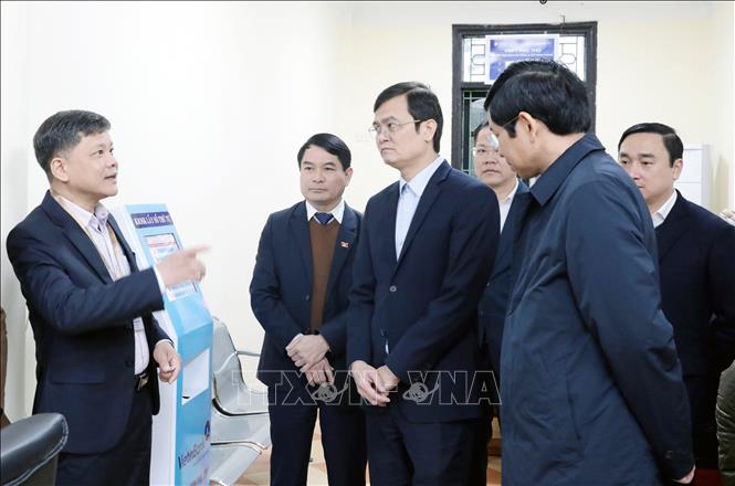 Đoàn giám sát đi thực tế tại phường Việt Trì, tỉnh Phú Thọ. Ảnh: Tạ Toàn – TTXVN 