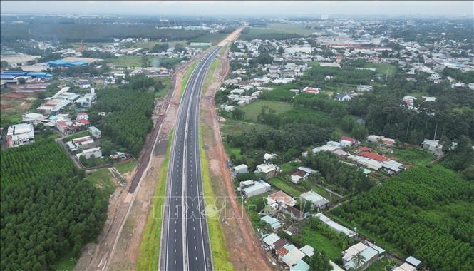 Một đoạn cao tốc Biên Hòa - Vũng Tàu, đoạn qua Đồng Nai đã cơ bản hoàn thành. Ảnh: Công Phong - TTXVN