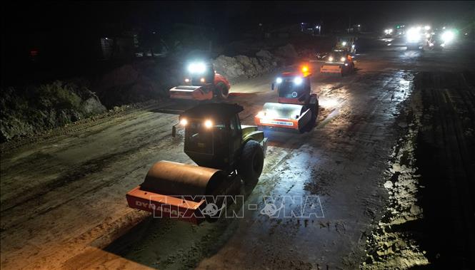 Thi công đêm nhằm đẩy nhanh tiến độ cao tốc Biên Hòa - Vũng Tàu, đoạn qua Đồng Nai. Ảnh: Công Phong - TTXVN