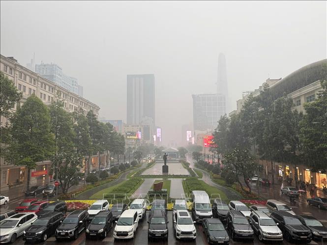 Mưa trái mùa trắng trời khu vực phường Sài Gòn, trung tâm Thành phố Hồ Chí Minh. Ảnh: Hồng Đạt - TTXVN 
