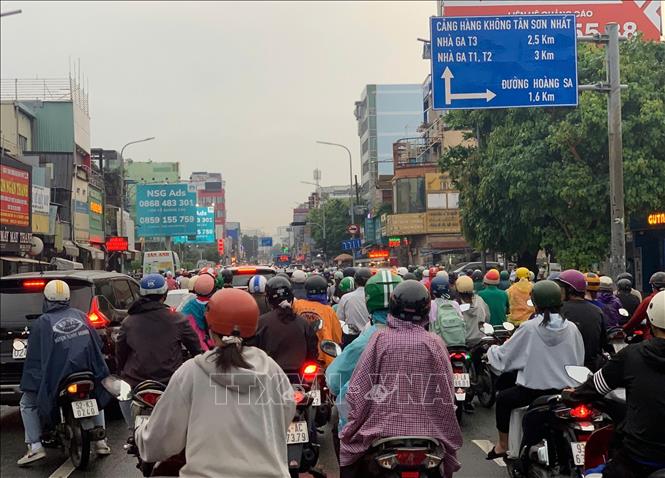 Giao thông bị ùn ứ cục bộ sau cơn mưa trái mùa chiều 6/1/2026. Ảnh: Hồng Đạt - TTXVN 
