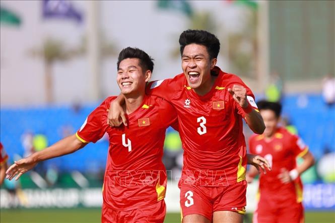 Lý Đức mừng bàn thắng cùng các đồng đội U23 Việt Nam. Ảnh: Nguồn AFC TTXVN phát