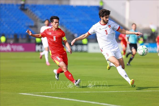 Khuất Văn Khang nỗ lực đeo bám cầu thủ U23 Jordan. Ảnh: Nguồn AFC TTXVN phát