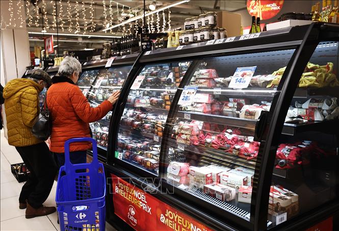 Người dân mua sắm tại siêu thị ở Paris, Pháp. Ảnh: THX/TTXVN