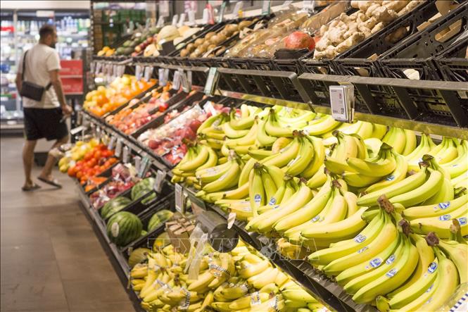 Người dân mua sắm tại siêu thị ở Berlin, Đức. Ảnh: THX/TTXVN