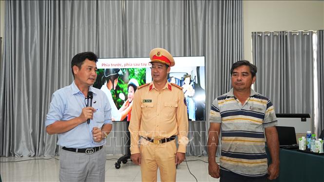 Ông Nguyễn Trọng Hiếu – Trưởng vùng nguyên liệu Tây Ninh – Công ty Cổ phần phát triển nông nghiệp AgriS (AgriC) (bía trái) trao đổi các giải pháp nâng cao ý thức của lái xe và đơn vị vận tải trong toàn chuỗi cung ứng. Ảnh: Minh Phú - TTXVN