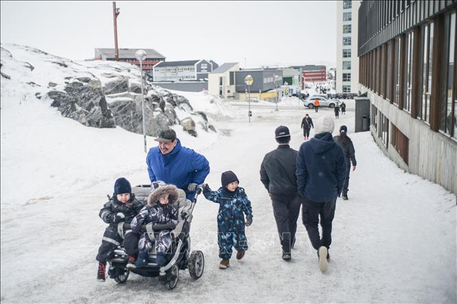 Người dân tại thành phố Nuuk, Greenland. Ảnh: THX/TTXVN