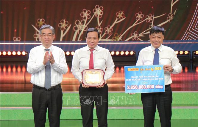 Chủ tịch Ủy ban MTTQ Việt Nam Thành phố Hồ Chí Minh Nguyễn Phước Lộc và đại diện Hội Nông dân Thành phố tiếp nhận ủng hộ từ các đơn vị tài trợ. Ảnh: Thu Hương - TTXVN