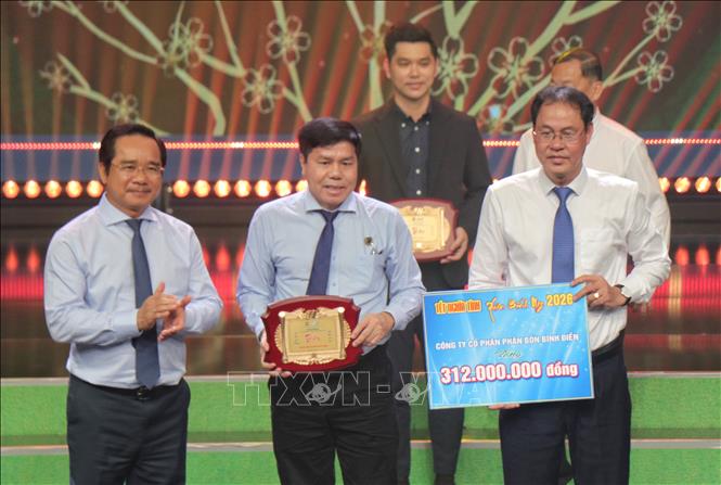 Ông Nguyễn Văn Được, Chủ tịch UBND Thành phố Hồ Chí Minh và ông Nguyễn Thành Trung, Chủ tịch Hội Nông dân Thành phố tiếp nhận ủng hộ từ các đơn vị tài trợ. Ảnh: Thu Hương - TTXVN