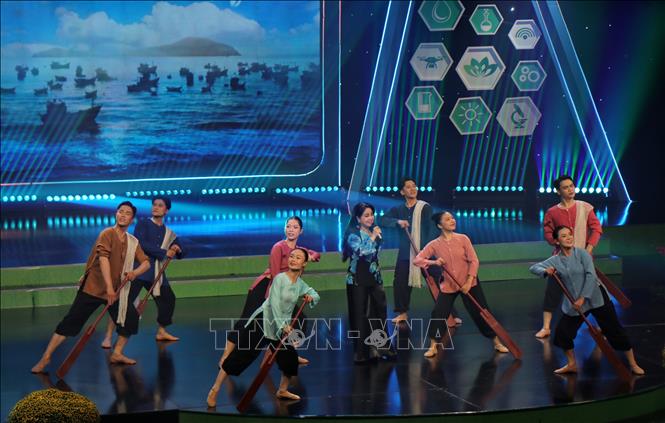 Tiết mục “Bài ca tôm cá” qua giọng ca của ca sỹ Ngọc Ánh. Ảnh: Thu Hương - TTXVN