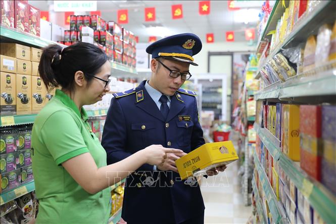Cán bộ Đội Quản lý thị trường số 5 - Chi cục Quản lý thị trường Thanh Hóa triển khai Kế hoạch cao điểm kiểm tra, kiểm soát thị trường trước, trong và sau Tết Nguyên đán Bính Ngọ năm 2026. Ảnh Khiếu Tư - TTXVN
