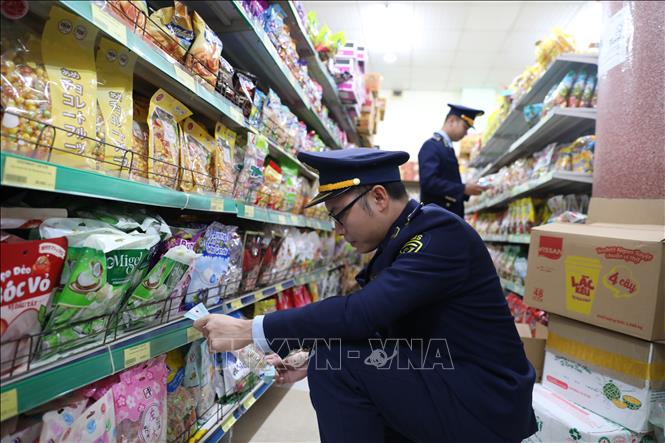 Chi cục Quản lý thị trường Thanh Hóa vừa ban hành Kế hoạch số 133/KH-CCQLTT về cao điểm kiểm tra, kiểm soát thị trường trước, trong và sau Tết Nguyên đán Bính Ngọ năm 2026. Ảnh Khiếu Tư - TTXVN
