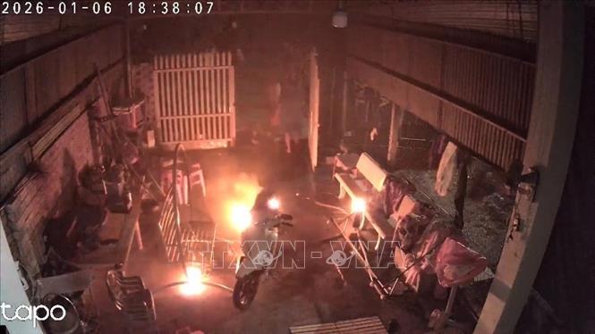 Hiện trường nơi xảy ra vụ tưới xăng đốt nghi do mâu thuẫn tình cảm, tối 6/1/2025 tại phường Long Hoa, tỉnh Tây Ninh. Ảnh: TTXVN phát