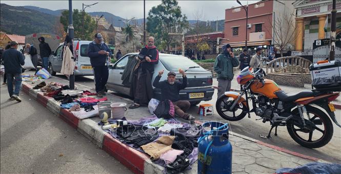 Người bán hàng tỏ ra rất thân thiện với du khách nước ngoài. Ảnh: Mạnh Hùng - PV TTXVN tại Algeria 